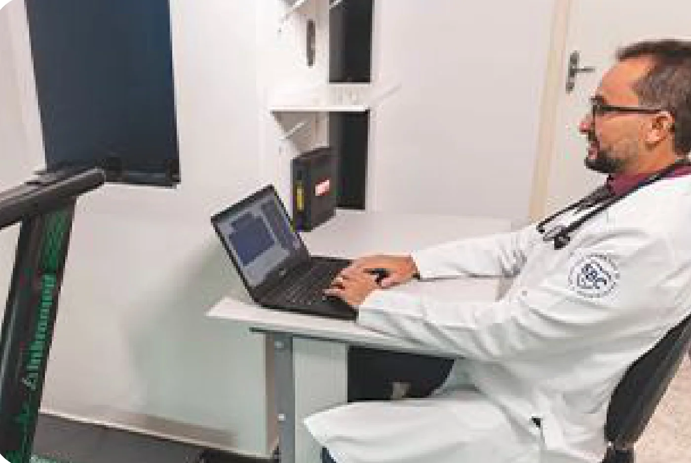 Médico realizando teste ergométrico na clínica CardioService